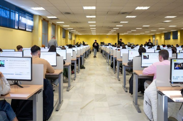 Imagen de un grupo de alumnos en examen de la DGT
