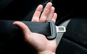 Imagen de una persona que se pone el cinturón de seguridad en el coche
