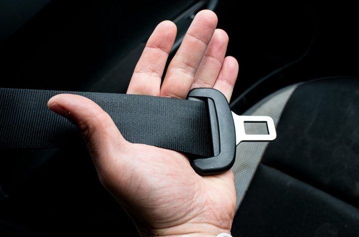 Imagen de una persona que se pone el cinturón de seguridad en el coche