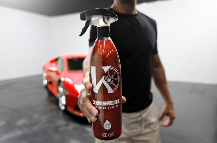 Imagen del nuevo limpiador de llantas de Kriime delante de un Ferrari