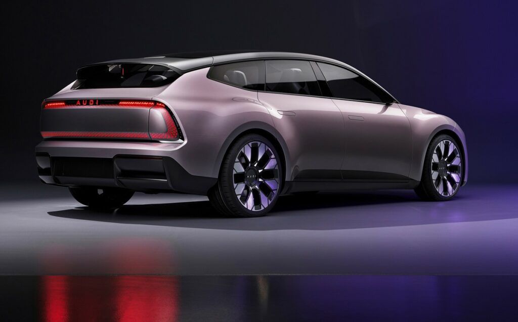 Imagen tres cuartos trasero nuevo Audi E Concept