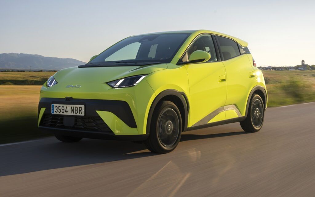 Imagen BYD Dolphin tres cuartos delantero de color kiwi