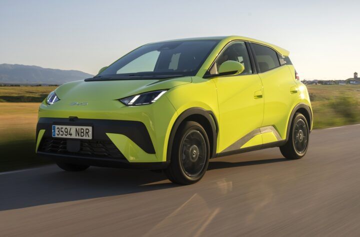 Imagen BYD Dolphin tres cuartos delantero de color kiwi