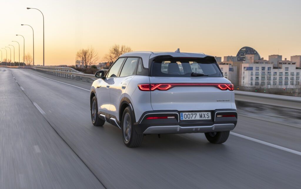 Imagen del BYD Atto 2 tres cuartos trasero gris