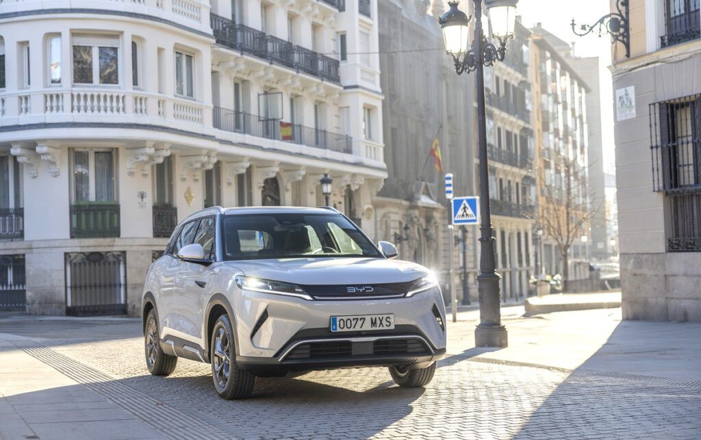 Imagen del BYD Atto 2 tres cuartos delantero gris