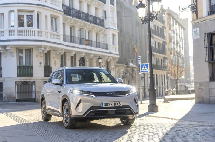 Imagen del BYD Atto 2 tres cuartos delantero gris