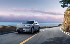 Imagen tres cuartos delantero Geely e5